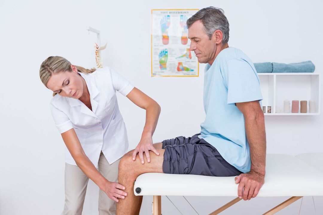 lékař vyšetřující pacienta s artrózou kolena