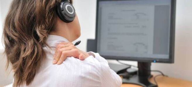 Sedavé zaměstnání je jednou z příčin osteochondrózy hrudní páteře
